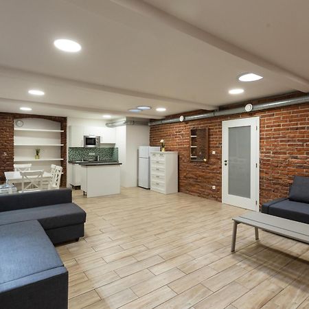 Spacious Apartment In Quiet Courtyard Near Charles Bridge Praha Exteriér fotografie